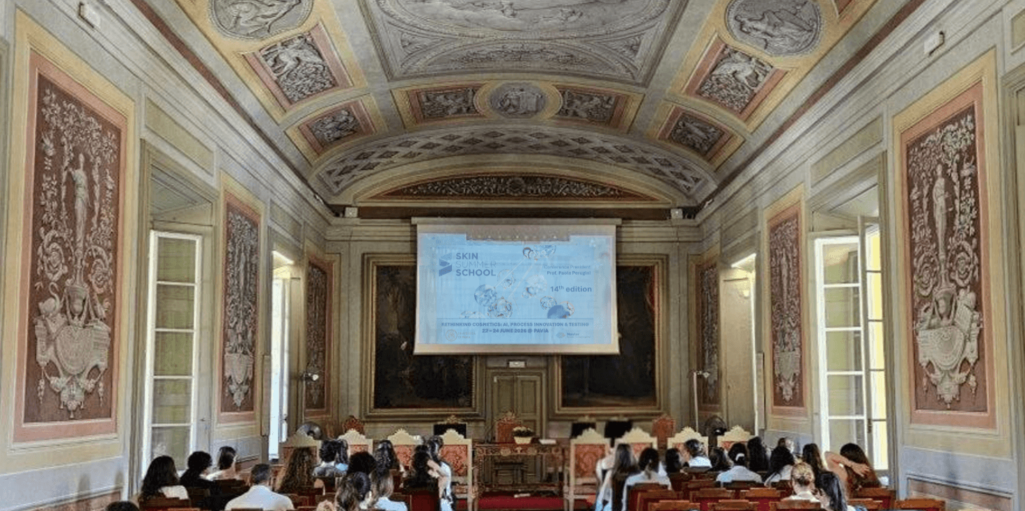 L’aula Foscolo dell’Università di Pavia durante la Skin Summer School 2026, con il pubblico in platea e la slide dell’evento proiettata sullo sfondo
