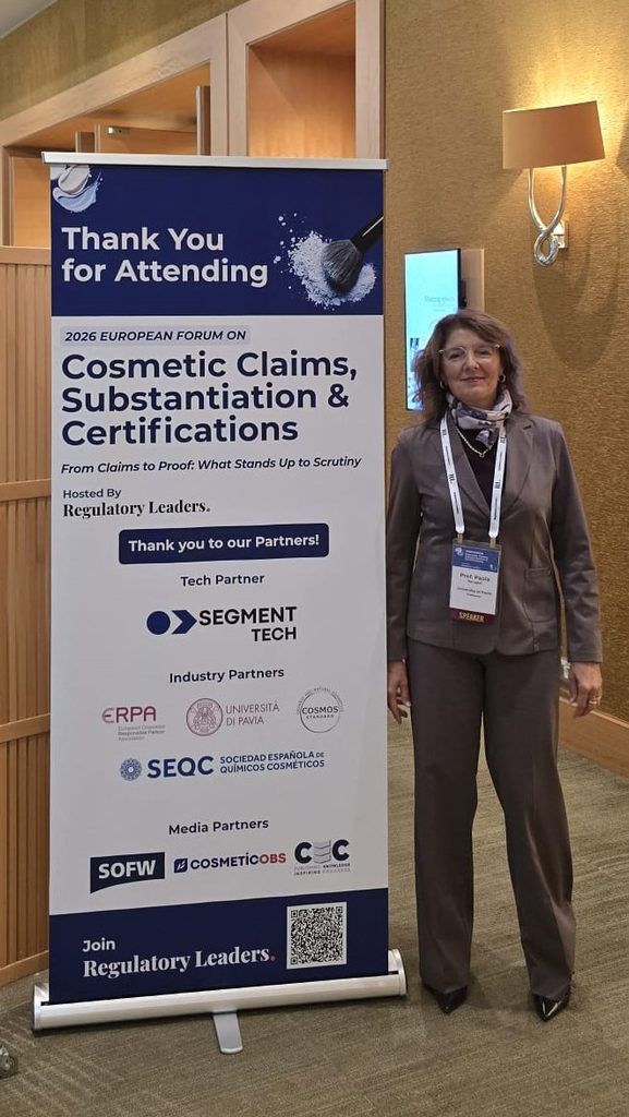 Prof.ssa Paola Perugini, Direttrice Scientifica di Etichub e Professoressa dell’Università di Pavia, accanto al pannello del CCSC 2026 a Bruxelles.